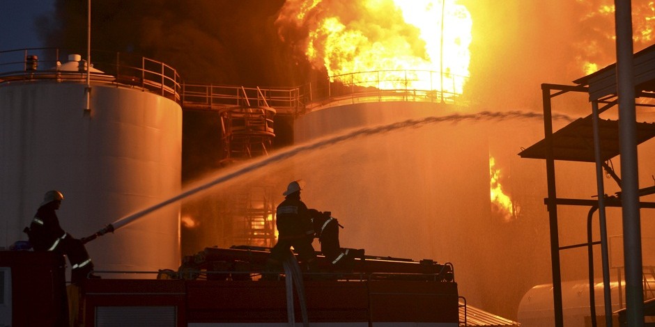 Ukraine: Nổ lớn gần kho tên lửa, cứu hỏa chạy tháo thân - 1