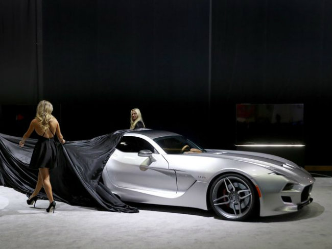 Hai chân dài kéo màn phủ xế hộp VLF Force 1 coupe V10.