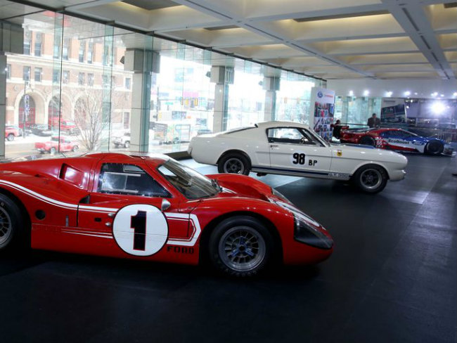 Những mẫu xe đua huyền thoại của Ford như 1967 Ford GT40 màu đỏ và 1965 Ford Shelby GT350 màu trắng cũng xuất hiện tại Triển lãm Detroit năm nay.