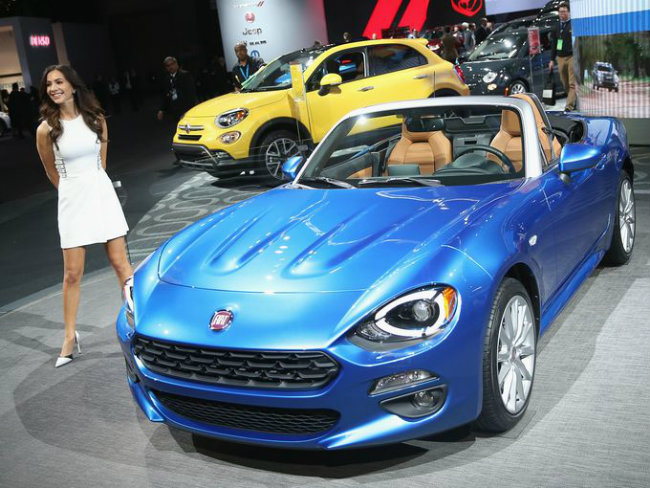 Fiat 124 Spider mui trần sang chảnh.