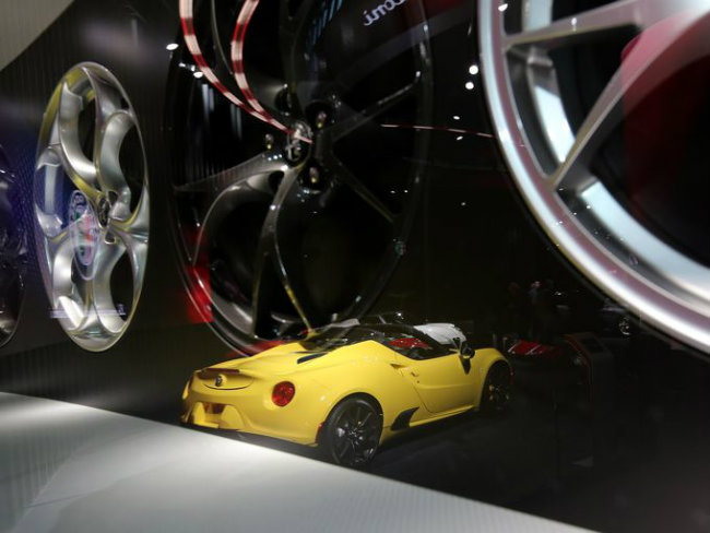 Cách quảng cáo bánh xe cao cấp &#34;bá đạo&#34; của Alfa Romeo 4C Coupe.