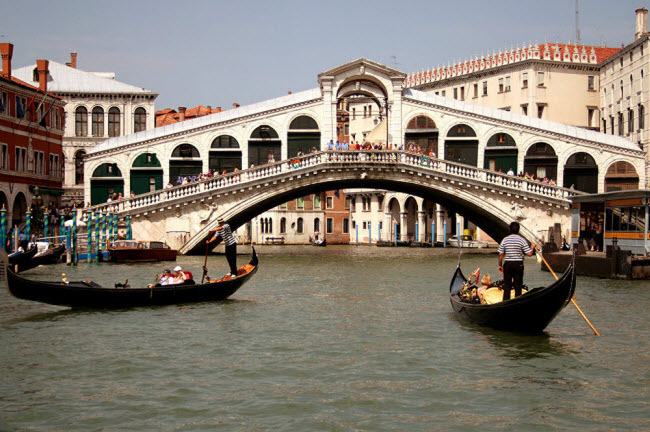 Cầu Rialto ở thành phố Venice, Italia.