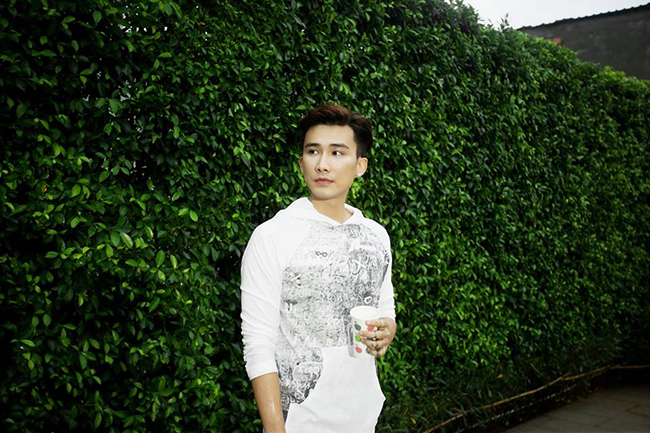 Ngoài phim ảnh, &#34;soái ca&#34; có nụ cười ấm áp này còn tham gia chương trình Gương mặt thân quen 2013. Nhờ lối giả gái và diễn hài tự nhiên, anh chàng đang dần khẳng định bản thân và tiến xa hơn trong hoạt động nghệ thuật.