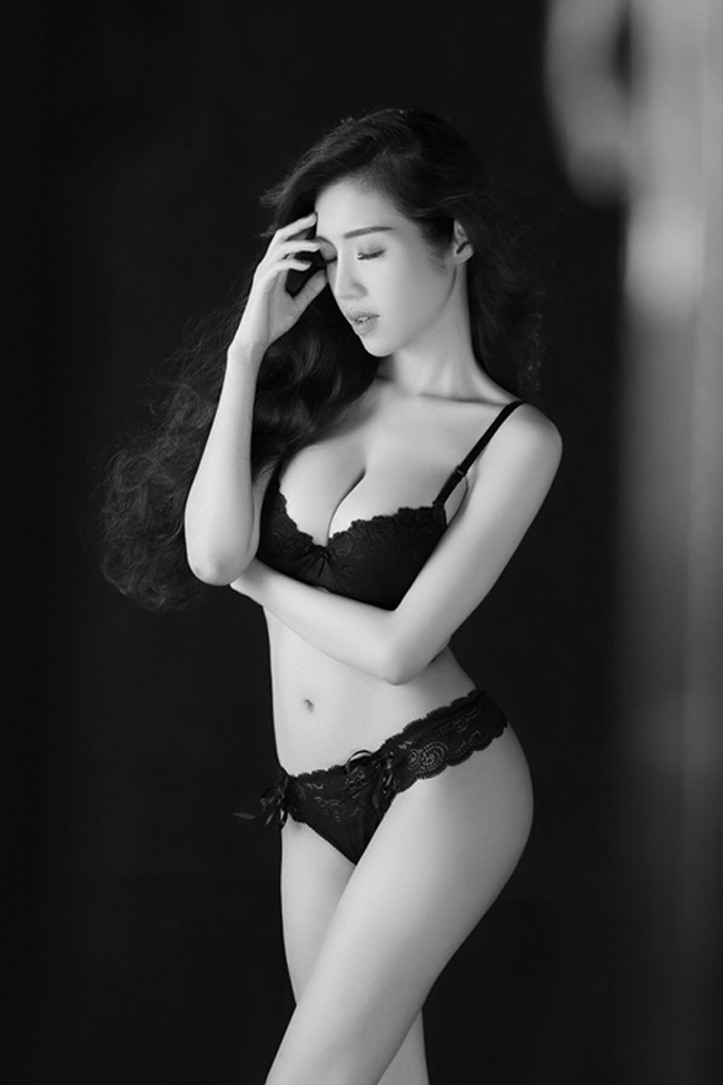 Elly Trần sinh năm 1987 gây được chú ý nhờ sở hữu vòng 1 &#34;hơn người&#34;