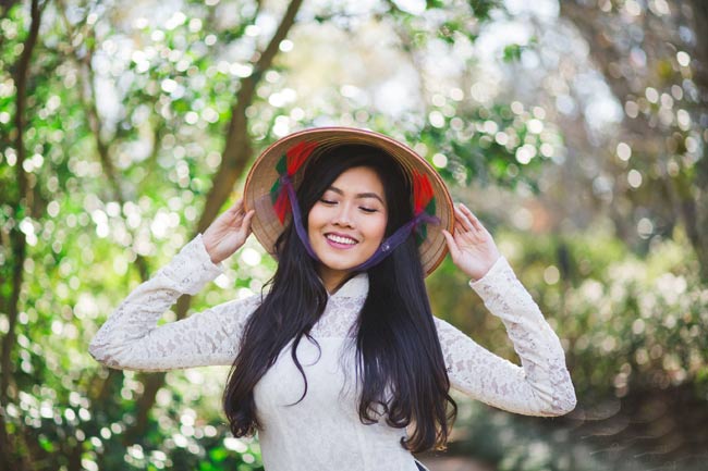Sự xuất hiện của nón lá càng tôn lên nét đẹp Á đông của Nam Phương.&nbsp;