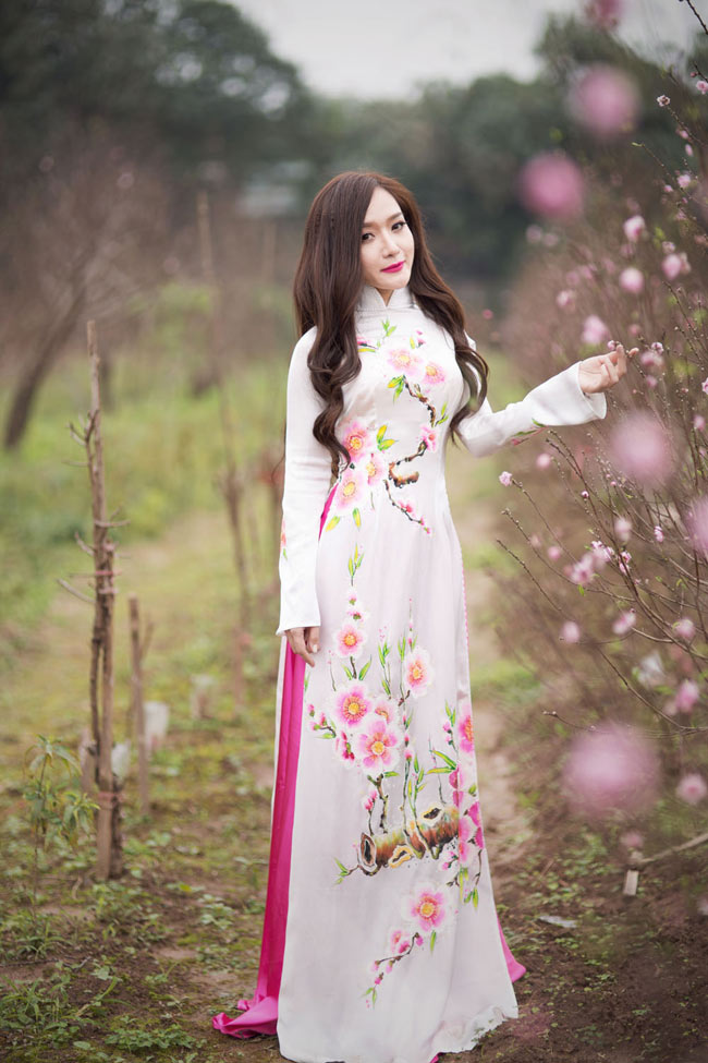 Đan Thùy từng khiến dư luận &#34;dậy sóng&#34; khi diện nội y tạo dáng táo bạo bên vườn đào.&nbsp;