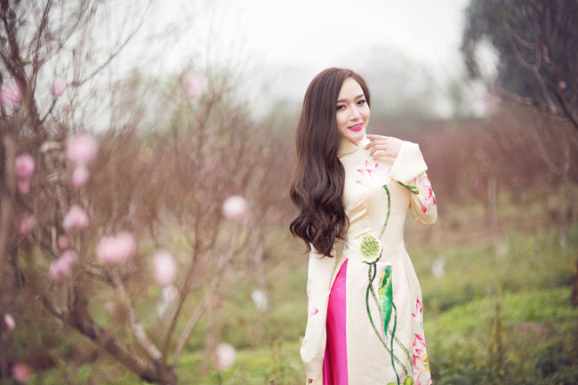 Thực chất, cô có mặt ở vườn đào là để chụp ảnh áo dài ngày xuân.&nbsp;