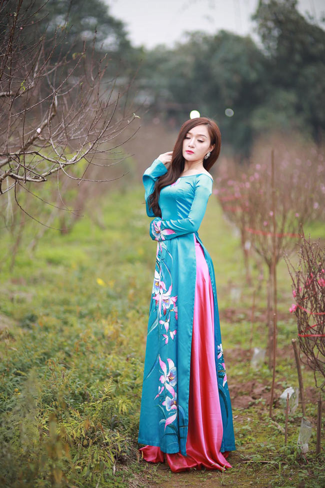 Chiếc áo dài bó sát đã giúp tôn lên vóc dáng&nbsp;nuột nà của Đan Thùy.&nbsp;