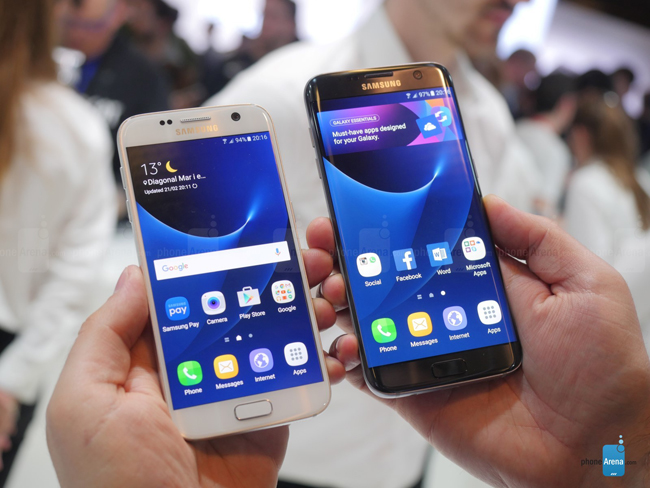 Samsung Galaxy S7 &#40;trái&#41; và Galaxy S7 Edge &#40;phải&#41; vừa trình làng và trở thành tâm điểm chú ý của làng công nghệ.