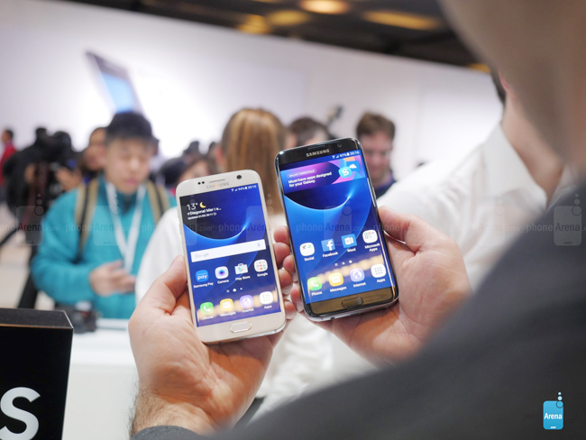 Về thiết kế, cặp đôi này không khác so với Galaxy S6 và S6 Edge ra mắt trong năm 2015. Vẫn là bộ khung kim loại cao cấp, và hai mặt phủ kính. Các góc bo tròn, và cạnh vát giúp cầm máy dễ dàng hơn.