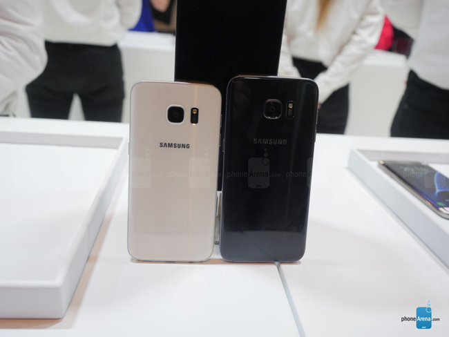 Galaxy S7 Edge có kích thước 150.9 x 72.6 x 7.7 mm &#40;5.94 x 2.86 x 0.30 in&#41;, trọng lượng 157 g