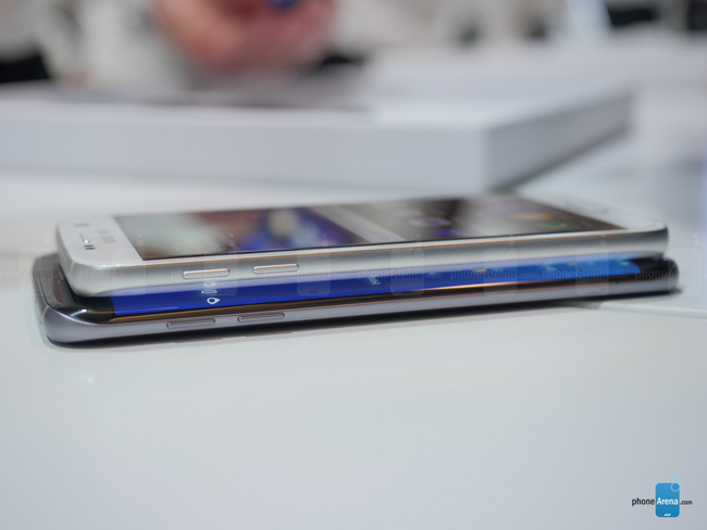 Ngoại trừ màn hình cạnh cong trên S7 Edge.