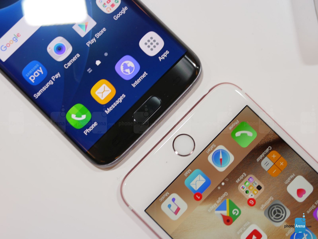 Chưa hết, màn hình của S7 Edge còn được phủ tấm nền Super AMOLED, trong khi 6s Plus là loại IPS. Màn hình của Samsung được trang bị tính năng&nbsp;luôn luôn hiển thị &#40;Always On Screen&#41;. Ở chế độ này, người dùng không chỉ thấy những thông tin cơ bản như giờ, lịch mà còn có thể cài thêm ứng dụng từ bên thứ ba để hiện nhiều thông tin hữu ích khác. Tuy nhiên, màn hình của iPhone 6s Plus lại chiến thắng ở công nghệ cảm ứng 3D Touch, một tính năng đang dần hình thành thói quen cho người sử dụng.