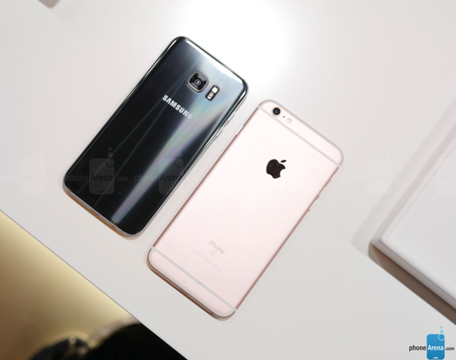 Ngoài ra, cả hai nền tảng này đều có sẵn dịch vụ Samsung Pay và Apple Pay cho phép người dùng thanh toán hàng hóa và dịch vụ bằng cách vẫy điện thoại thông minh ở gần thiết bị chấp nhận dịch vụ thay vì quẹt một thẻ tín dụng.