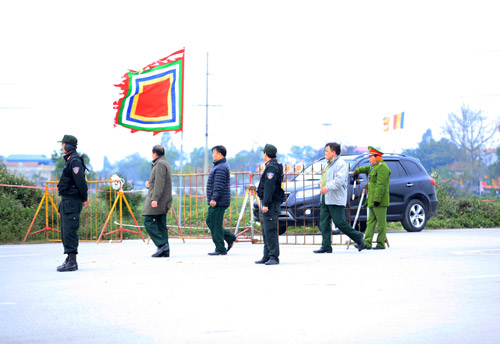 Trước giờ khai ấn, hàng rào sắt vây kín đền Trần - 8