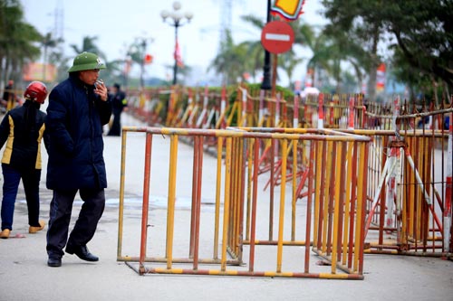 Trước giờ khai ấn, hàng rào sắt vây kín đền Trần - 5