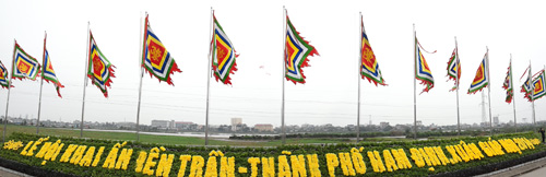 Trước giờ khai ấn, hàng rào sắt vây kín đền Trần - 3