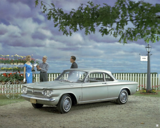 2. Chevrolet Corvair ra đời vào những năm 1960 khi mà các tính năng như cột lái tự độ, ghế ngồi có dây an toàn, hệ thống phanh hai mạch đều chưa được chuẩn hóa cho thấy xe nguy hiểm thế nào. Tới năm 1969, Corvair đã phải ngừng sản xuất.