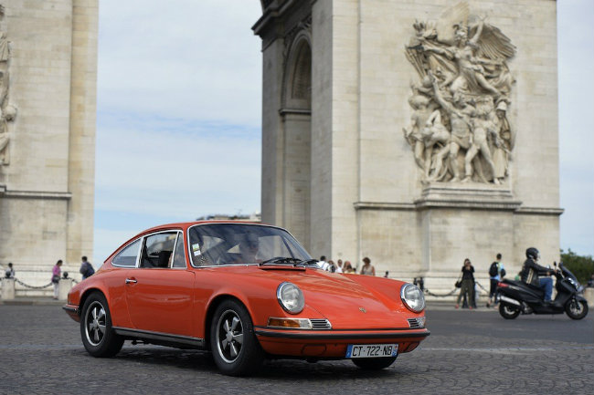 3. Porsche 911 dù sau 51 năm đã trở thành một biểu tượng xe thể thao vĩ đại nhất trên toàn cầu. Nhưng vào những năm 1970, Porsche 911 với thiết kế mũi trước và đuôi xe cổ điển dễ làm cho xe chạm đất, rất nguy hiểm.