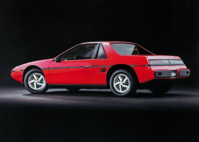 6. Pontiac Fiero dính lỗi động cơ đã khiến 260 chiếc từng được ghi nhận bị hỏa thiêu.