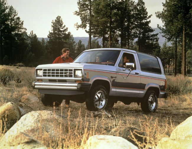8. Ford Bronco II có chiều cao lớn, chiều dài trục cơ sở ngắn, chiều rộng lại hẹp. Mất cân đối về &#34;hình thể&#34; như thế khiến Bronco II có thể bị lật nhào bất ngờ khi lăn bánh.