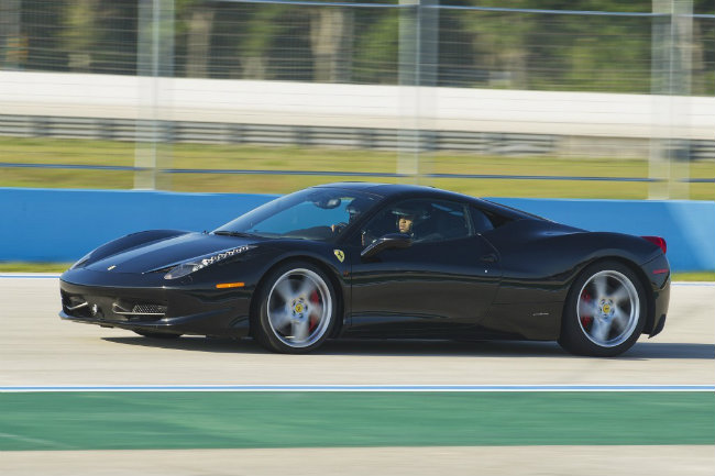 10. Ferrari&nbsp;458 Italia từng bị triệu hồi hơn 1.200 chiếc vào năm 2012 do bị văng cản trước. Chưa hết sau đó còn có trường hợp siêu xe thể thao này bị bốc cháy.