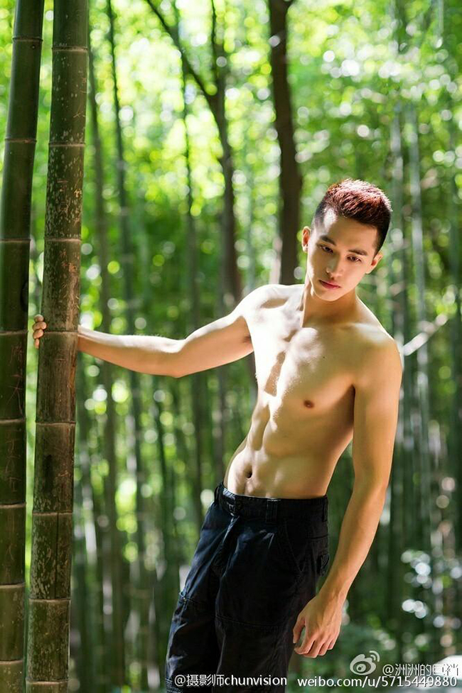 Hứa Ngụy Châu sinh năm 1994, sở hữu gương mặt điển trai cùng thân hình cơ bắp vạm vỡ.