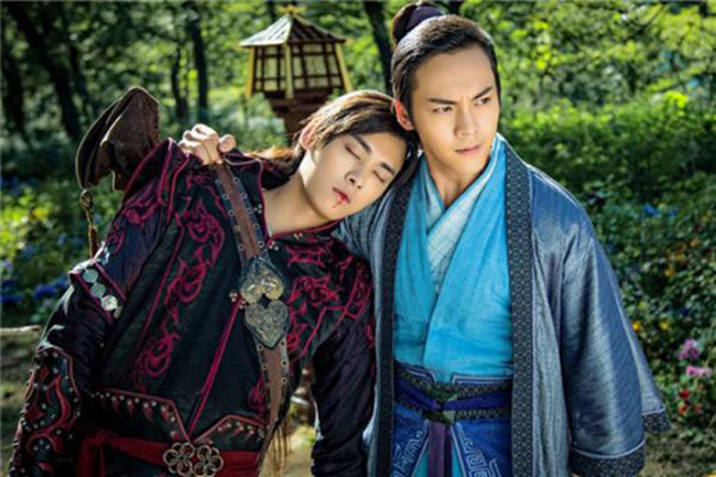 Lý Dịch Phong và Trần Vỹ Đình được fan ghép cặp khi đóng chung trong “Cổ kiếm kỳ đàm”.