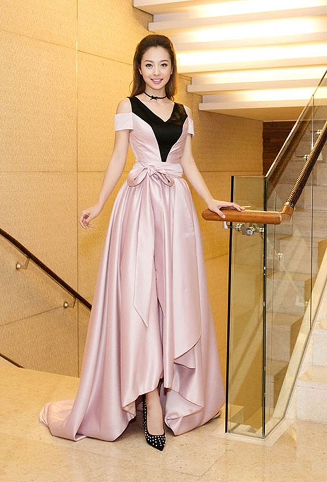 Jennifer Phạm hút mắt người đối diện với chiếc váy nữ tính vừa hiện đại vừa cổ điển với điểm nhấn là chiếc nơ thắt ngang eo.