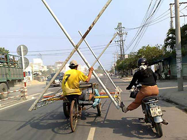 Để chị giúp chú em một chân nhé.