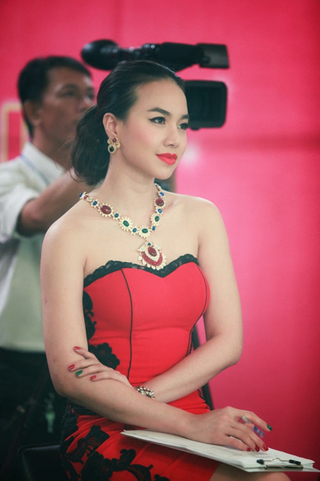 Với những thiết kế cúp ngực, Đinh Ngọc Diệp tạo điểm nhấn bằng trang sức đẹp mắt và sang trọng
