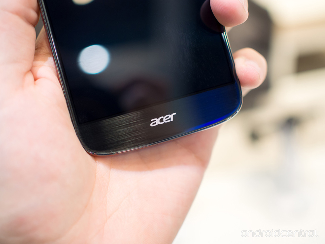 Phía dưới màn hình là logo Acer
