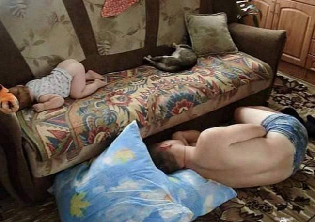 Mỗi người một góc cứ thế mà ngủ nhé.