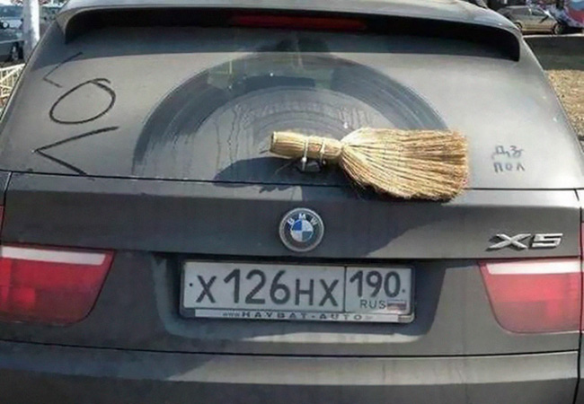 Cần gạt xe được thay bằng... chổi.