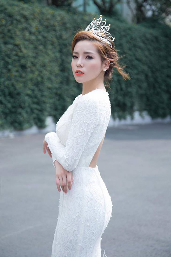 Hoa hậu Việt Nam 2014 cũng thay đổi kiểu tóc ngắn và nhuộm màu sáng để trông trẻ trung hơn.