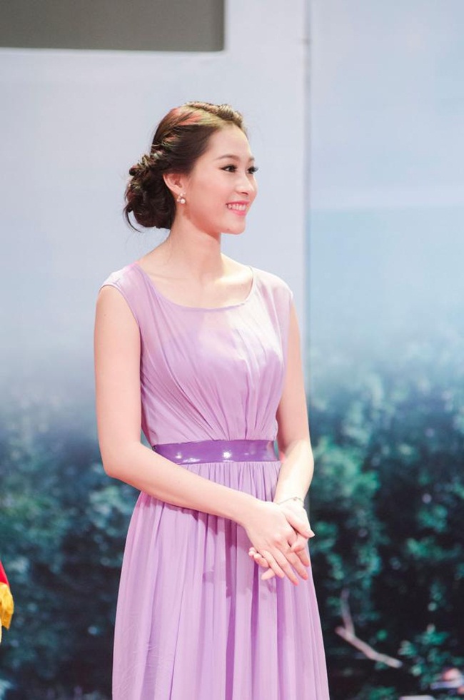 Người đẹp nền nã và thanh tao với bộ cánh tím pastel.&nbsp;