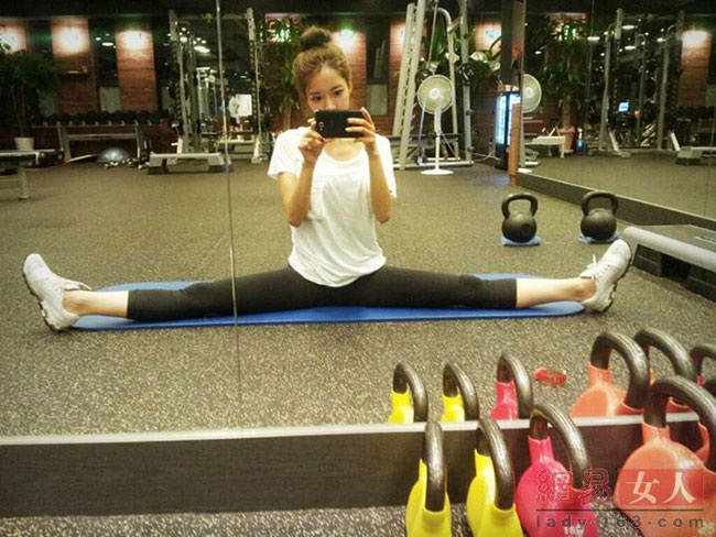 Cô có đường cong rất gợi cảm nhờ tuân thủ chế độ tập gym và dinh dưỡng cân bằng.