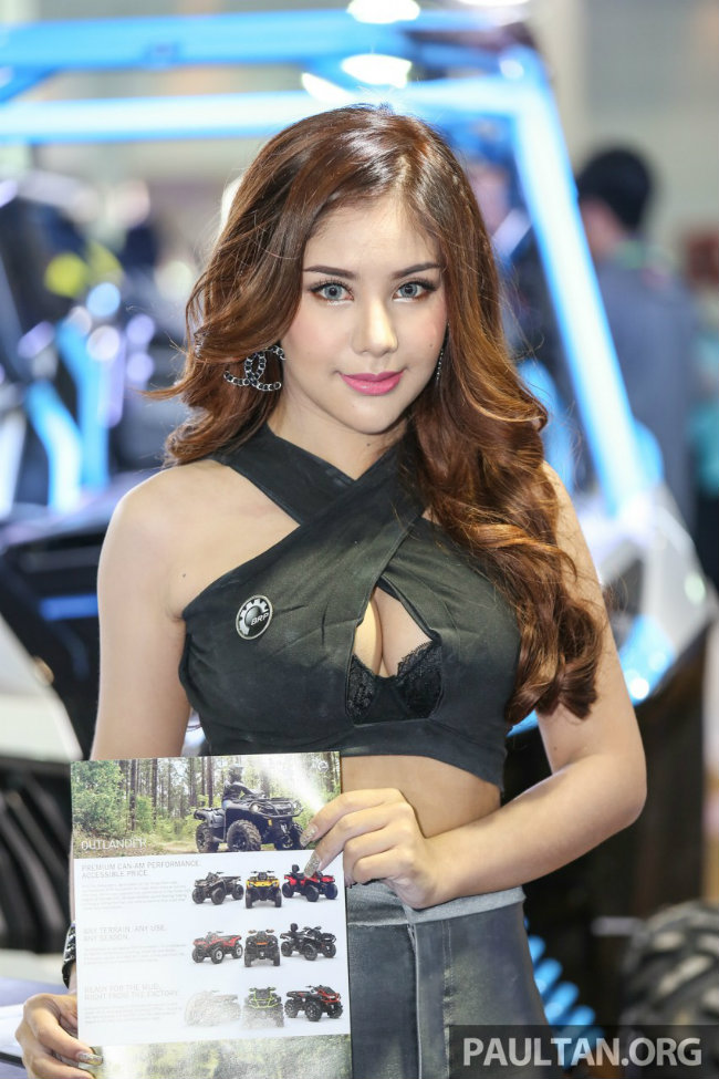 Vẻ đẹp nóng bỏng khi giới thiệu về các xe vượt địa hình.