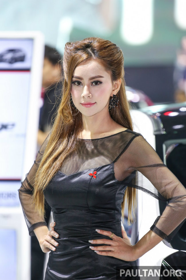 Bộ áo nửa lưới khoe khéo vòng 1 căng tròn.