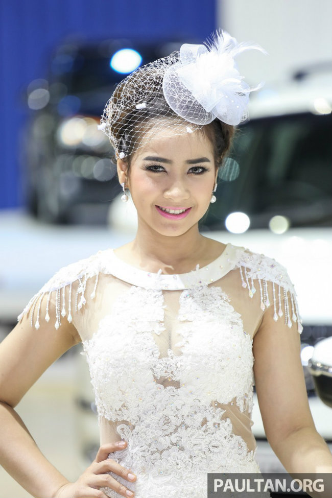 Táo bạo với áo trắng trong suốt.