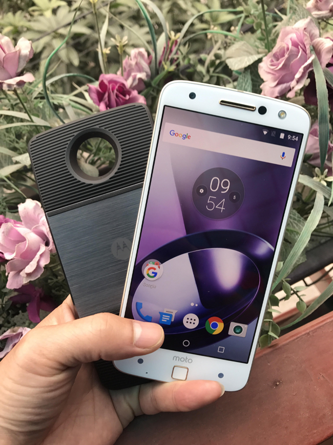Theo nhà sản xuất công bố, thỏi pin 2.600 mAh của Moto Z có thể cung cấp thời gian sử dụng lên đến 24 giờ, ngoài ra nó còn sở hữu sạc nhanh TurboPower cho phép sạc 15 phút sử dụng được 7 giờ.