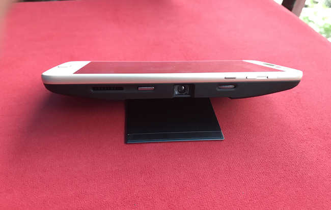 Moto Z có màn hình AMOLED cỡ 5,5 inch độ phân giải QHD &#40;1440 x 2560 pixel&#41;. Moto Z cũng tích hợp máy quét dấu vân tay ở phím Home vật lý &#40;có hình vuông ở cạnh dưới màn hình&#41;. Camera sau lồi tuy làm giảm độ tinh tế của điện thoại nhưng khi kết hợp với các Moto Mods lại rất hòa hợp.