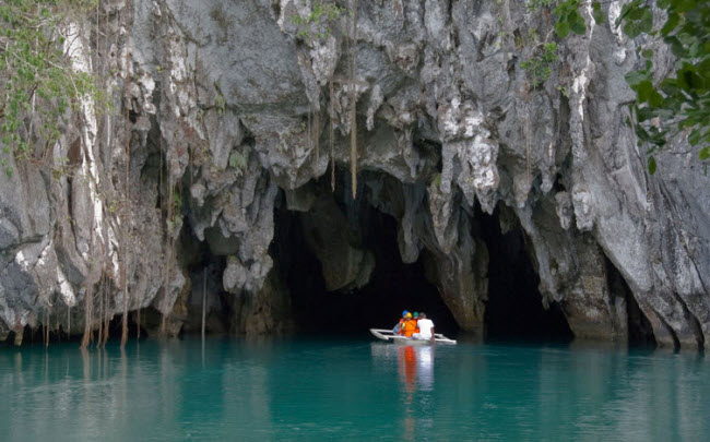 Nằm trên đảo Palawan ở Philippines, Puerto Princesa là dòng sông ngầm dài nhất trên thế giới. Nó chảy ra biển đông qua hệ thống hang động dài 24km. Vườn quốc gia xung&nbsp;quanh đã được UNESCO công nhận là di sản thế giới nhờ có hệ sinh thái đa dạng gồm hơn 800 loài thực vật, 165 loài chim và 30 loài động vật có vú.