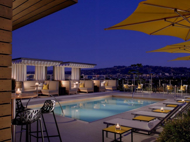 Từ trên quán bar Roof trên khách sạn Wilshire ở thành phố Los Angeles, bang California, Mỹ, du khách có thể chiêm ngưỡng toàn bộ phong cảnh đồi Hollywood.