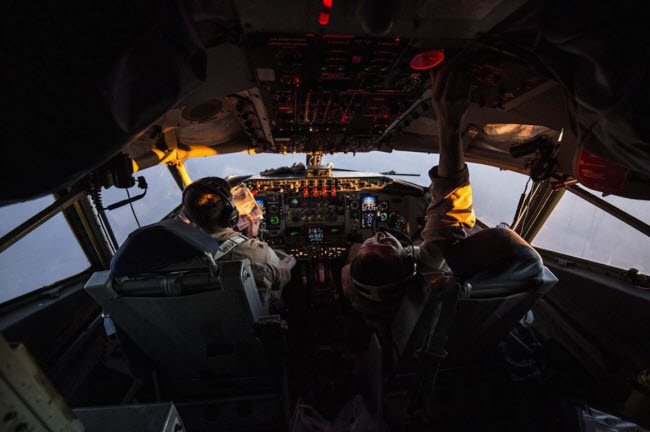 Phi công điều khiển máy bay KC-135 Stratotanker trên bầu trời Thổ Nhĩ Kỳ trong khi làm nhiệm vụ hỗ trợ cho chiến dịch Nhổ tận gốc.
