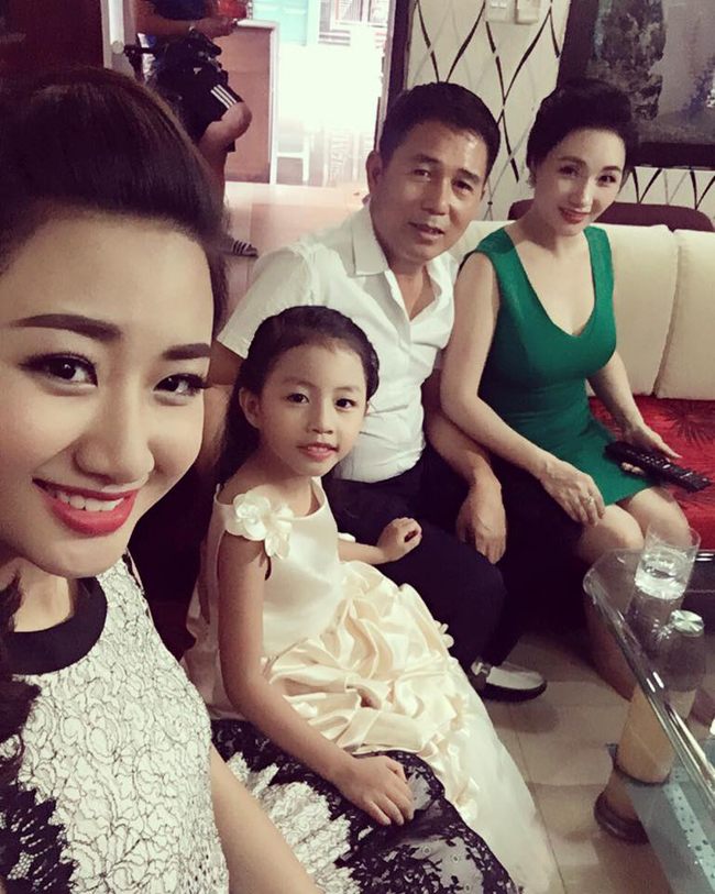 Hoa hậu Bản sắc Việt toàn cầu khoe ảnh chụp với mẹ cùng cha dượng.
