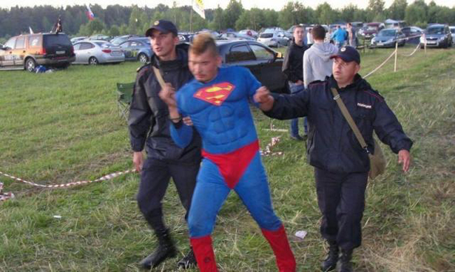 Ối giời, &#34;Super man&#34; làm gì mà ra nông nỗi này?