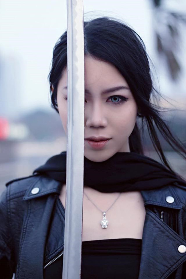 &#34;Ai chẳng muốn có bức hình đẹp đúng không? Thấy máy ảnh thì chuyển dáng ngồi là điều đương nhiên rồi. Nhưng mình cũng khá bất ngờ khi clip chưa đầy 10 giây này lại được mọi người quan tâm như vậy&#34;, Hạnh nói.&nbsp;