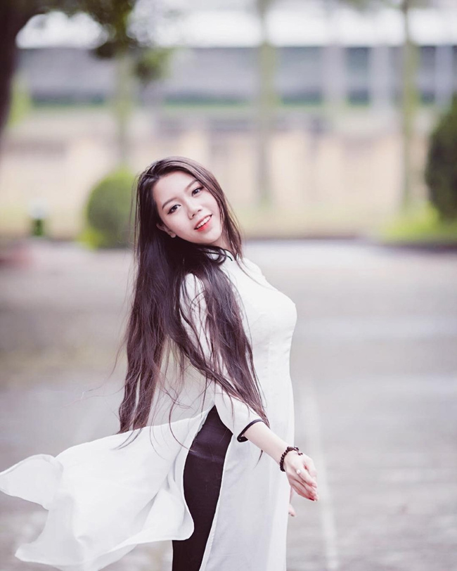 Hồng Hạnh là một &#34;hot face&#34;, sở hữu hơn 80.000 lượt theo dõi trên Facebook.&nbsp;
