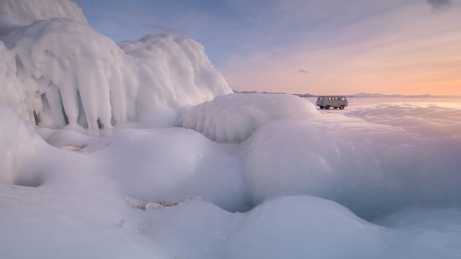 Những khối băng trên hồ Baikal, Siberia như được làm nên từ đôi bàn tay tài hoa của người nghệ sỹ.&nbsp;